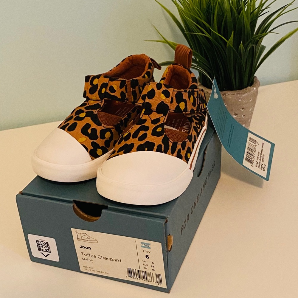 Toddlers size 6 TOMS